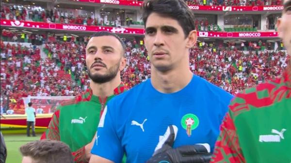 Bono còn hát xong quốc ca cùng cả đội. Ảnh: Metro.