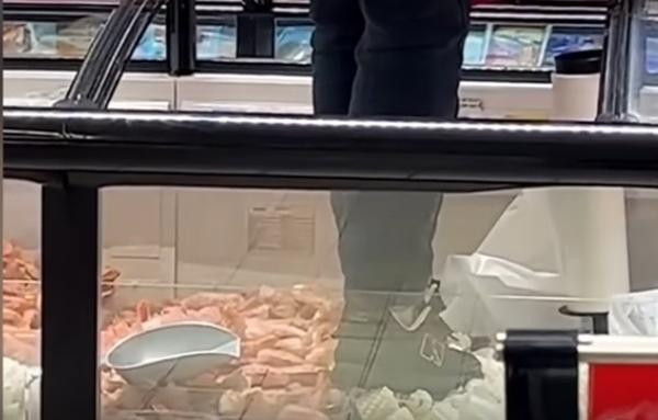 Nhìn thế này là không muốn ăn bất kỳ thứ gì từ cái tủ đông này nữa. Ảnh: SCMP. Nhìn thế này là không muốn ăn bất kỳ thứ gì từ cái tủ đông này nữa. Ảnh: SCMP.