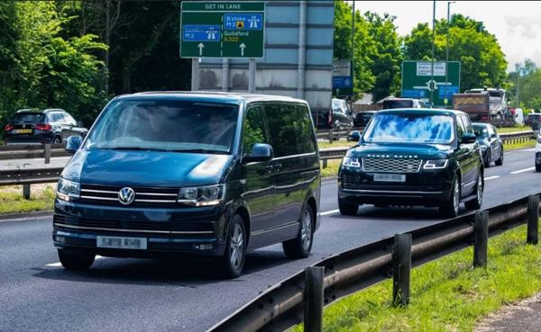 Nữ hoàng cho xe của chính mình đi đón vợ chồng Harry - Meghan. Ảnh: The Sun. Nữ hoàng cho xe của chính mình đi đón vợ chồng Harry - Meghan. Ảnh: The Sun.