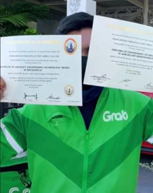 Hóa ra anh shipper chẳng hề thiếu bằng cấp. Ảnh: zmaly**. Hóa ra anh shipper chẳng hề thiếu bằng cấp. Ảnh: zmaly**.