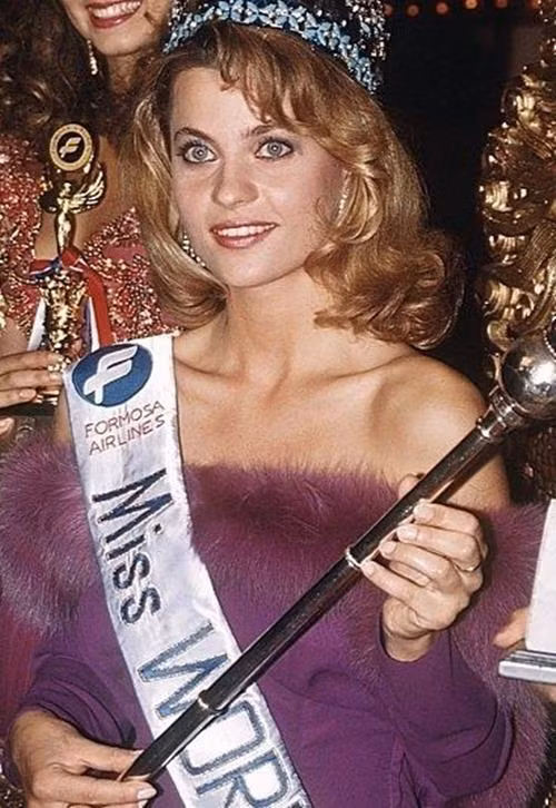 Aneta Kręglicka, đại diện của Ba Lan, giành vương miện Miss World 1989. Ảnh: Bemodels.