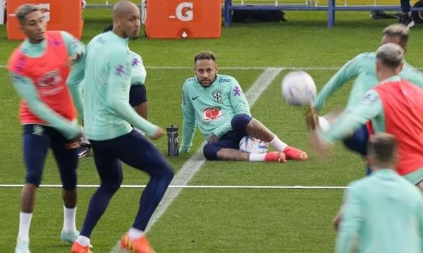 Một số cầu thủ Brazil phải nghỉ tập vì ho, đau họng. Ảnh: Antonio Calanni/ AP. Một số cầu thủ Brazil phải nghỉ tập vì ho, đau họng. Ảnh: Antonio Calanni/ AP.