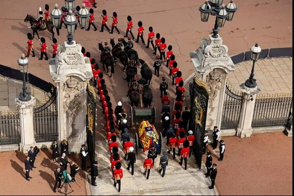 Lễ rước bắt đầu từ Cung điện Buckingham vào đúng 2h22' chiều. Ảnh: Chip Somodevilla/ Getty Images. Lễ rước bắt đầu từ Cung điện Buckingham vào đúng 2h22' chiều. Ảnh: Chip Somodevilla/ Getty Images.