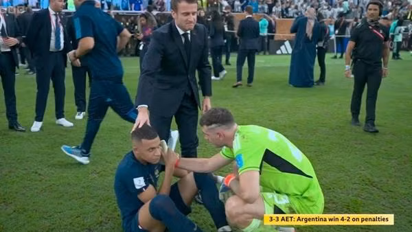Martinez an ủi Mbappe sau trận Chung kết, trông mặt Mbappe có vẻ rất cảnh giác. Ảnh: BBC.