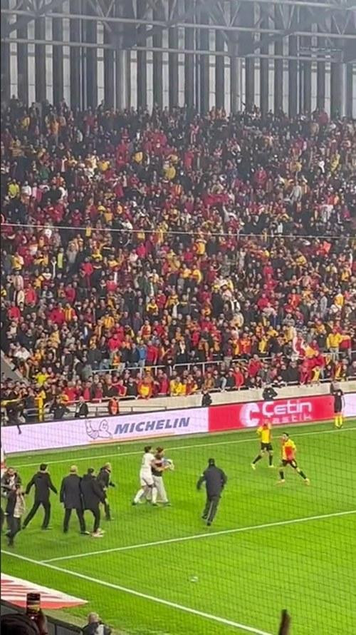 Rất đông khán giả đến sân xem. Ảnh: Twitter. Rất đông khán giả đến sân xem. Ảnh: Twitter.