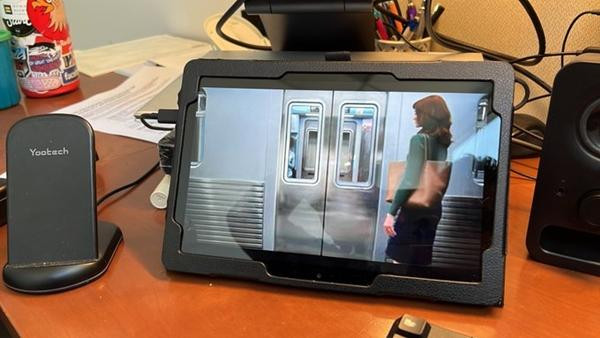 Rất nhiều người xem live đã chụp lại hình ảnh người phụ nữ rồi đăng lên mạng để hỏi. Ảnh: Cris Markovich. Rất nhiều người xem live đã chụp lại hình ảnh người phụ nữ rồi đăng lên mạng để hỏi. Ảnh: Cris Markovich.