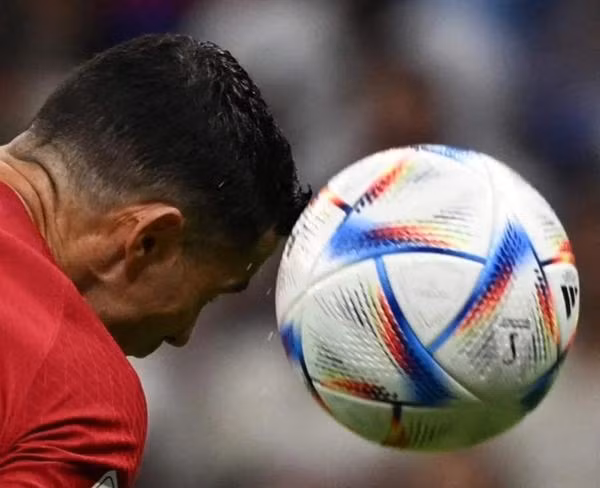 Rất khó nói là Ronaldo có thực sự chạm vào bóng không. Ảnh: Twitter.