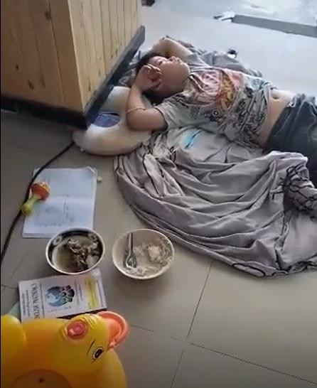 Xung quanh có cả cơm đang ăn dở. Xung quanh có cả cơm đang ăn dở.