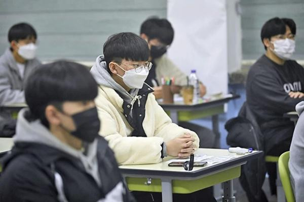 Cô giáo quyết định không vội vã đánh trượt sinh viên. Ảnh minh họa: Media Permata. Cô giáo quyết định không vội vã đánh trượt sinh viên. Ảnh minh họa: Media Permata.