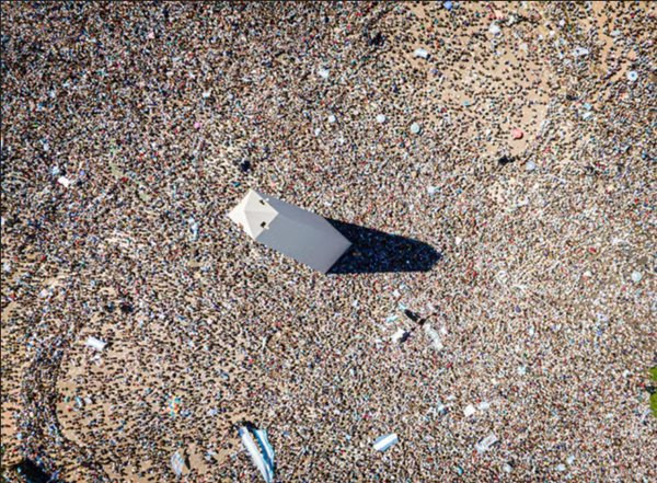 4 triệu người đổ ra đường ăn mừng, trông cũng có chút đáng sợ. Ảnh: Getty. 4 triệu người đổ ra đường ăn mừng, trông cũng có chút đáng sợ. Ảnh: Getty.