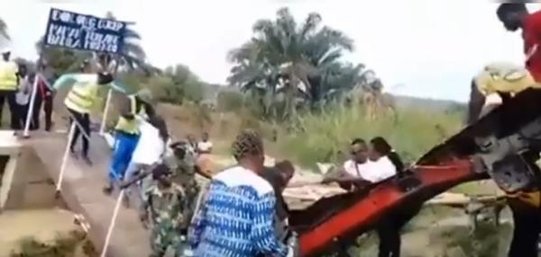 Vừa cắt băng khánh thành xong thì thế này. Ảnh: YouTube. Vừa cắt băng khánh thành xong thì thế này. Ảnh: YouTube.