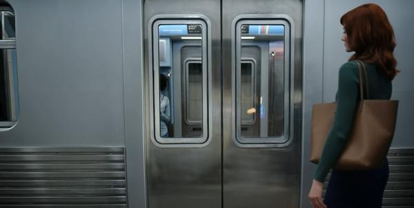 Người phụ nữ xuất hiện ở cuối buổi livestream sự kiện của Apple. Ảnh: YouTube. Người phụ nữ xuất hiện ở cuối buổi livestream sự kiện của Apple. Ảnh: YouTube.