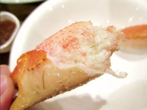 Khách sạn muốn "điên đầu" vì khách luộc cua bằng ấm điện trong phòng. Ảnh minh họa: Sora.