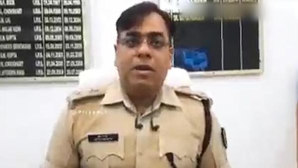 Cảnh sát Yadav, người đã phát hiện ra vụ việc. Ảnh: YouTube. Cảnh sát Yadav, người đã phát hiện ra vụ việc. Ảnh: YouTube.