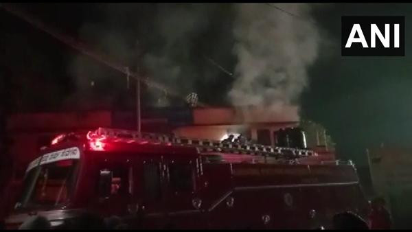 Người đi đường thấy khói bốc lên nên đã kịp gọi cứu hỏa. Ảnh: ANI.