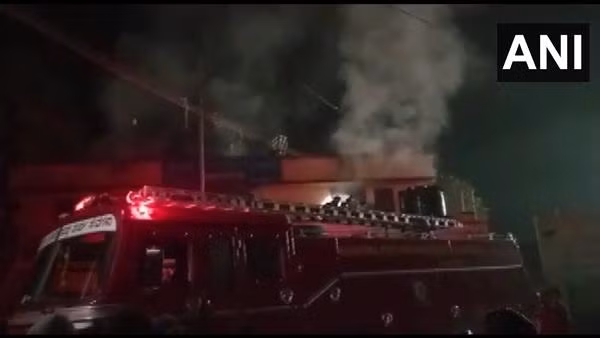 Người đi đường thấy khói bốc lên nên đã kịp gọi cứu hỏa. Ảnh: ANI.