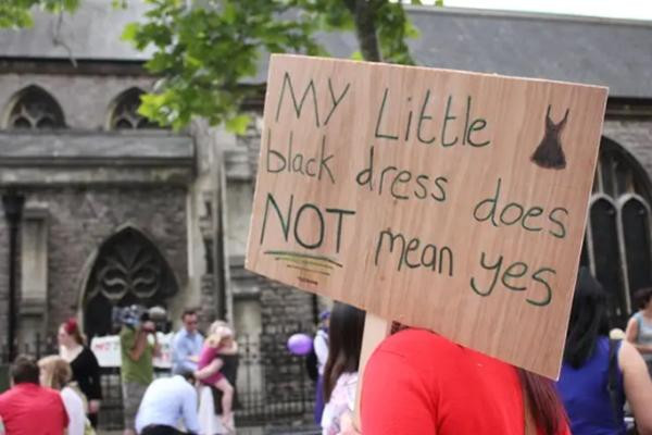Tấm bảng ghi "Chiếc váy ngắn màu đen của tôi không có nghĩa là đồng ý". Ảnh: Alamy Stock. Tấm bảng ghi "Chiếc váy ngắn màu đen của tôi không có nghĩa là đồng ý". Ảnh: Alamy Stock.