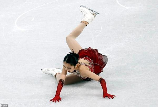 Trong lần biểu diễn thứ hai, Zhu Yi lại bị ngã. Ảnh: EPA.