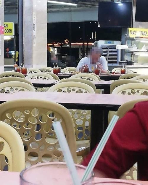 Ông cụ gọi 8 phần ăn nhưng ngồi ăn một mình. Ảnh: Zayan. Ông cụ gọi 8 phần ăn nhưng ngồi ăn một mình. Ảnh: Zayan.