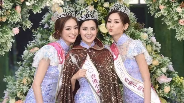 Celina (trái) là Á hậu Hong Kong năm 2020. Ảnh: 8days.
