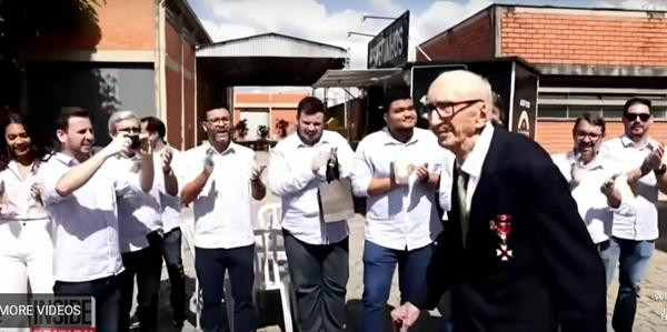 Ở công ty, ai cũng yêu quý và kính trọng ông Walter. Ảnh: Inside Edition.