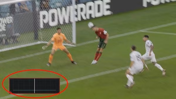 Khi Ronaldo đánh đầu, trái bóng không có "nhịp tim", cho biết không có ngoại lực tác động. Ảnh: Adidas.