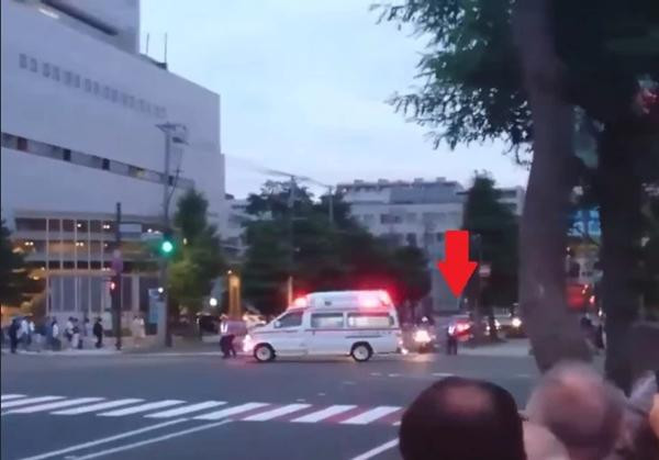 Đoàn xe của Hoàng gia Nhật Bản dừng lại, nhường đường cho xe cấp cứu. Ảnh: Info Roadblock. Đoàn xe của Hoàng gia Nhật Bản dừng lại, nhường đường cho xe cấp cứu. Ảnh: Info Roadblock.