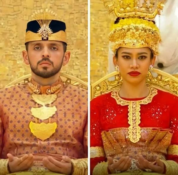 Công chúa Fadzilah và chồng mới cưới mặc đồ truyền thống, theo một số tờ báo thì trang phục của họ phủ đầy vàng. Ảnh: News Fox24. Công chúa Fadzilah và chồng mới cưới mặc đồ truyền thống, theo một số tờ báo thì trang phục của họ phủ đầy vàng. Ảnh: News Fox24.