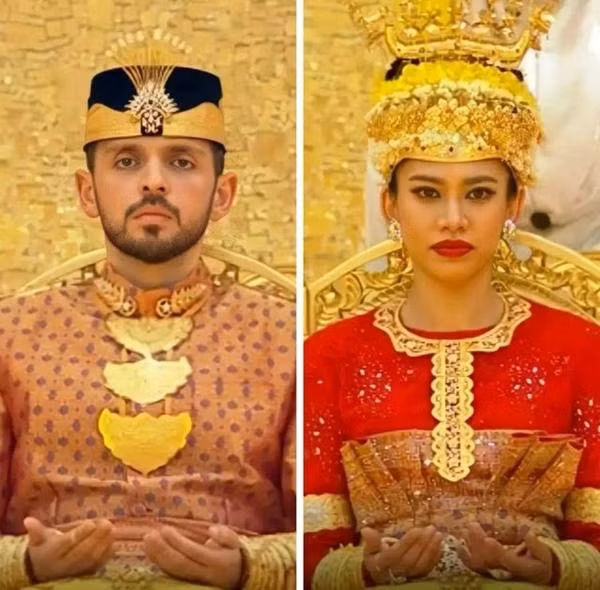 Công chúa Fadzilah và chồng mới cưới mặc đồ truyền thống, theo một số tờ báo thì trang phục của họ phủ đầy vàng. Ảnh: News Fox24.