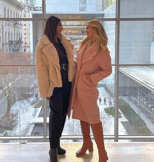 Harnaaz và Teresa. Ảnh: Instagram. Harnaaz và Teresa. Ảnh: Instagram.