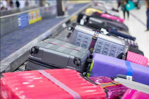 Khadija làm mất túi đựng các thiết bị điện tử của mình ở sân bay từ năm 2018. Ảnh minh họa: Shutterstock. Khadija làm mất túi đựng các thiết bị điện tử của mình ở sân bay từ năm 2018. Ảnh minh họa: Shutterstock.