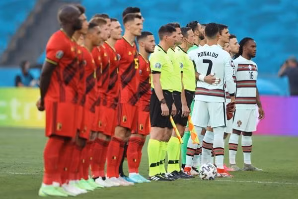 Dù đứng bên nào thì Ronaldo cũng xoay nghiêng người. Ảnh: Getty.
