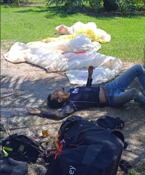 Người chơi dù lượn ngã lăn ra đất. Ảnh: Facebook. Người chơi dù lượn ngã lăn ra đất. Ảnh: Facebook.