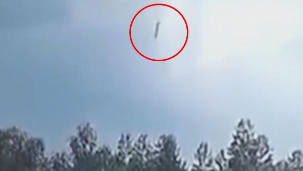 Máy bay rơi gần như theo phương thẳng đứng. Ảnh: 9News.