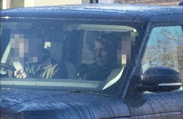 Vương tử Andrew rời đi sau khi gặp Nữ hoàng để nghe thông báo về việc ông bị tước bỏ các chức danh quân đội và phải tự lo lấy việc của mình. Ảnh: The Sun.