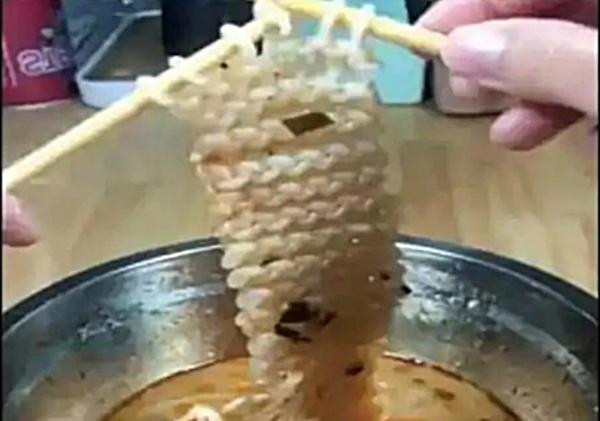 Một người siêu kiên nhẫn hay một người siêu rảnh rỗi? Ảnh: Twitter. Một người siêu kiên nhẫn hay một người siêu rảnh rỗi? Ảnh: Twitter.