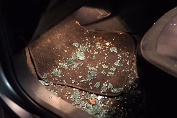 Cảnh sát phải cố gắng phá cửa sổ xe. Ảnh: Terry Blackburn.