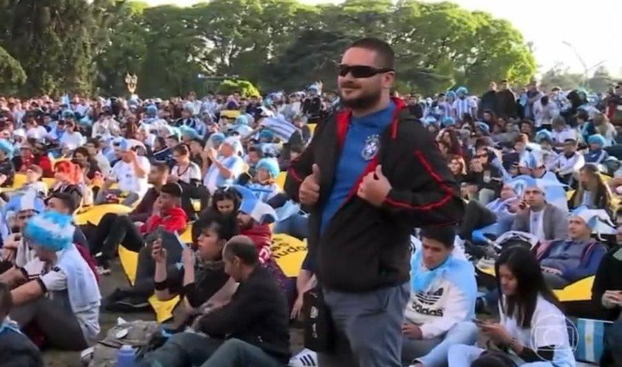 Khi thấy Argentina thua, fan Brazil mới "hiện nguyên hình". Ảnh: Twitter. Khi thấy Argentina thua, fan Brazil mới "hiện nguyên hình". Ảnh: Twitter.
