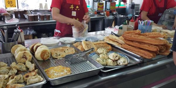 Gọi đúng cách thì sẽ được phục vụ thức ăn ngay. Ảnh minh họa: Tour Me Away. Gọi đúng cách thì sẽ được phục vụ thức ăn ngay. Ảnh minh họa: Tour Me Away.