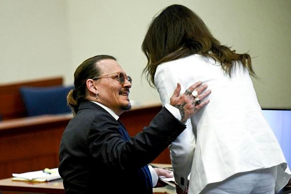 Depp luôn rất dịu dàng với nữ luật sư của mình. Ảnh: Brendan Smialowski/ AP. Depp luôn rất dịu dàng với nữ luật sư của mình. Ảnh: Brendan Smialowski/ AP.