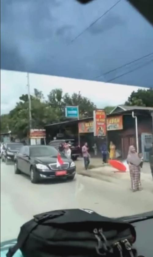 Chính xe của Tổng thống Indonesia lại dừng để nhường đường cho xe cấp cứu. Ảnh: Instagram. Chính xe của Tổng thống Indonesia lại dừng để nhường đường cho xe cấp cứu. Ảnh: Instagram.