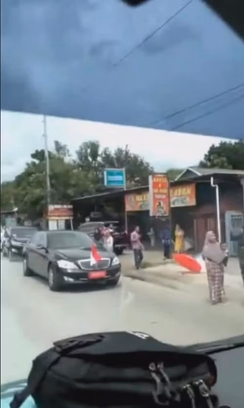 Chính xe của Tổng thống Indonesia lại dừng để nhường đường cho xe cấp cứu. Ảnh: Instagram. Chính xe của Tổng thống Indonesia lại dừng để nhường đường cho xe cấp cứu. Ảnh: Instagram.