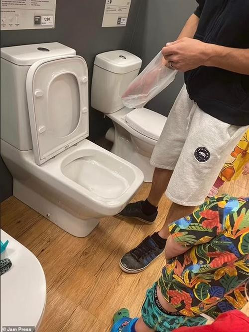 Jacob đứng bên cạnh trong khi bố chuẩn bị phải "dọn dẹp hậu quả". Ảnh: Jam Press.