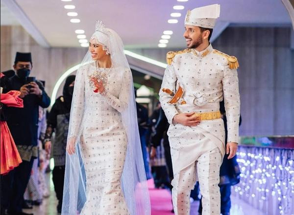 Đồ của cô dâu và chú rể được may bằng cùng một loại vải. Ảnh: Instagram. Đồ của cô dâu và chú rể được may bằng cùng một loại vải. Ảnh: Instagram.