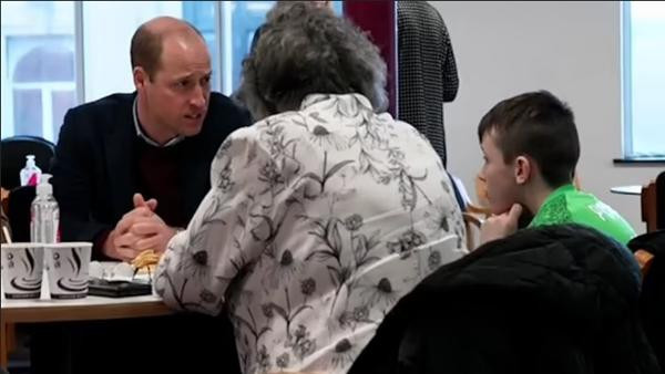 William chủ động trò chuyện với cậu bé đã mất mẹ. Ảnh: Mail Online.