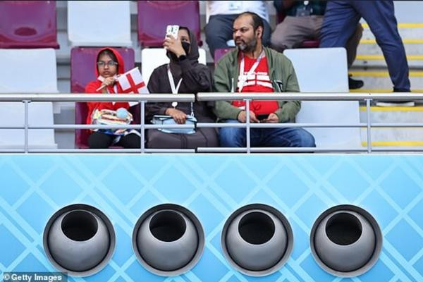 Có rất nhiều ống/ vòi bơm không khí mát vào sân. Ảnh: Getty. Có rất nhiều ống/ vòi bơm không khí mát vào sân. Ảnh: Getty.