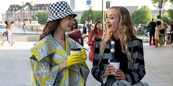 Nhân vật Emily và Petra trong mùa 2 của phim "Emily in Paris". Ảnh: Stéphanie Branchu/ Netflix. Nhân vật Emily và Petra trong mùa 2 của phim "Emily in Paris". Ảnh: Stéphanie Branchu/ Netflix.