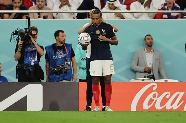 Một thành viên trong đội ngũ của Pháp phải tháo dây chuyền cho Kounde. Ảnh: Youssef Loulidi/ Fantasista/ Getty Images. Một thành viên trong đội ngũ của Pháp phải tháo dây chuyền cho Kounde. Ảnh: Youssef Loulidi/ Fantasista/ Getty Images.