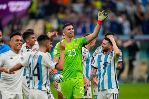 Martinez cùng đồng đội ăn mừng Argentina vào Chung kết. Ảnh: Ulrik Pedersen/ Defodi Images via Getty Images.