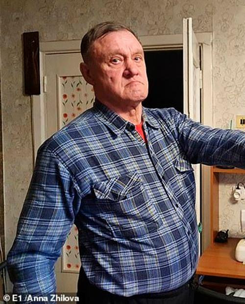 Hóa ra bác Alexander đã nghe lời xui cho nhóm nữ sinh tới tham quan triển lãm. Ảnh: E1/ Anna Zhilova.